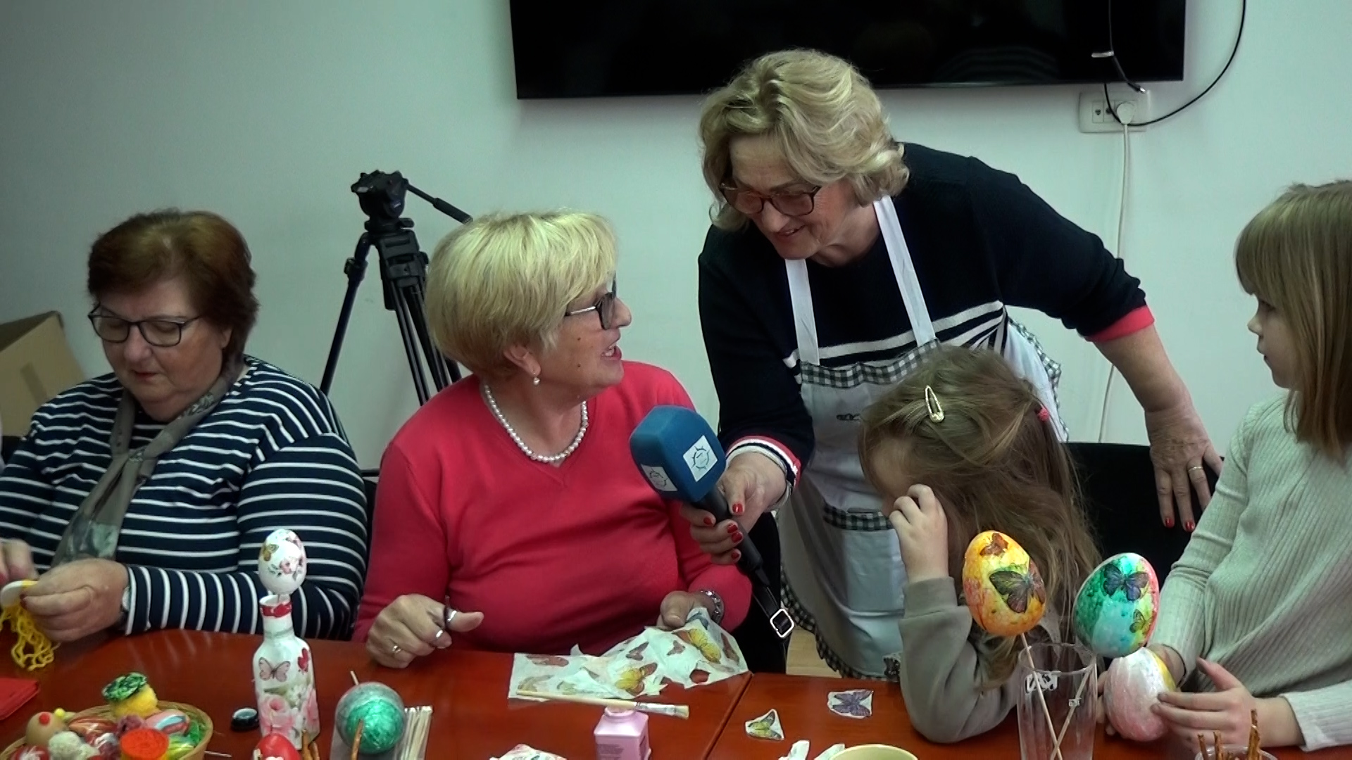 Teta Dragica s djecom boja jaja